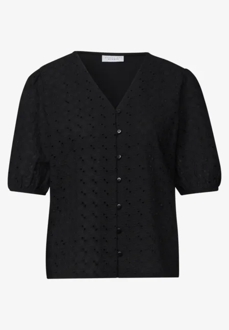 Schwarze, kurzärmelige Bluse mit V-Ausschnitt und Knopfleiste aus zarter Lochspitze.
