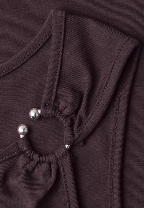 Asymmetrische top met ronde hals very berry Donkerbruin topje met decoratieve ring en zilverkleurige kralen bij de hals