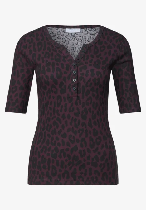 Dunkelrotes Halbt-Shirt mit Leopardenmuster und V-Ausschnitt mit Knopfleiste.