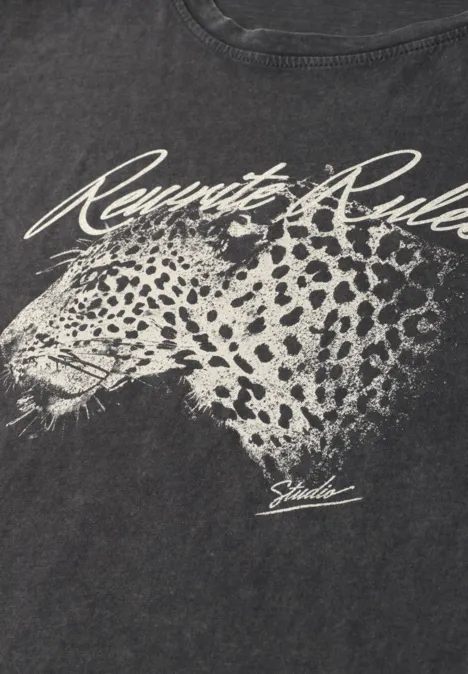 Dunkles T-Shirt mit gezeichneter, heller Leopardenkopf-Silhouette und dekorativem Schriftzug darüber.