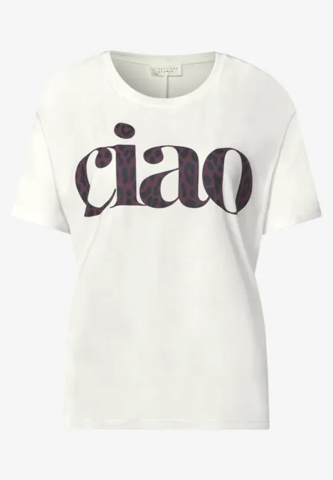 Weißes T-Shirt mit dem Aufdruck 'ciao' in gemusterten, violetten Buchstaben.