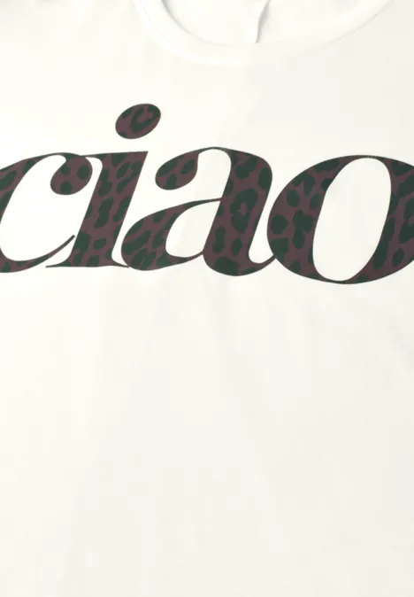 Ein weißes T-Shirt mit dem schwarzen Schriftzug „ciao“, gefüllt mit einem dezenten Muster.