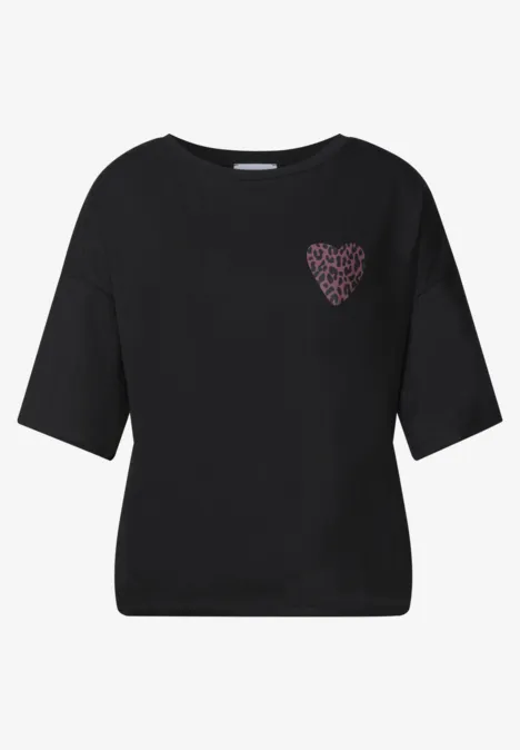 Schwarzes T-Shirt mit kurzem Schnitt und kleinem Herz aus bunten Punkten auf der Brust.