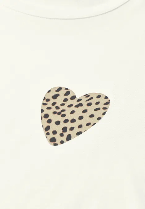 Ein cremefarbenes Shirt mit Herz in Leopardmuster.