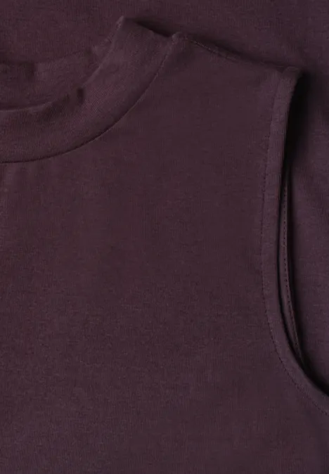 Basic Top mit Turtle Neck in Unifarbe very berry Nahaufnahme eines ärmellosen, dunkelvioletten Tops aus weichem Stoff.
