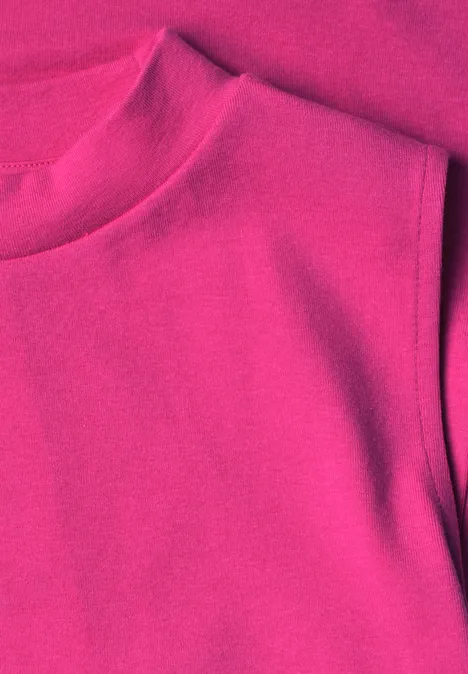 Basic Top mit Turtle Neck in Unifarbe ruby raspberry Nahe Aufnahme eines ärmellosen Oberteils in leuchtendem Pink mit Rundhalsausschnitt.