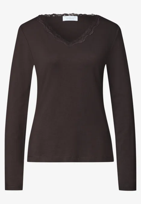 Bruin shirt met lange mouwen en kant bij de V-hals.