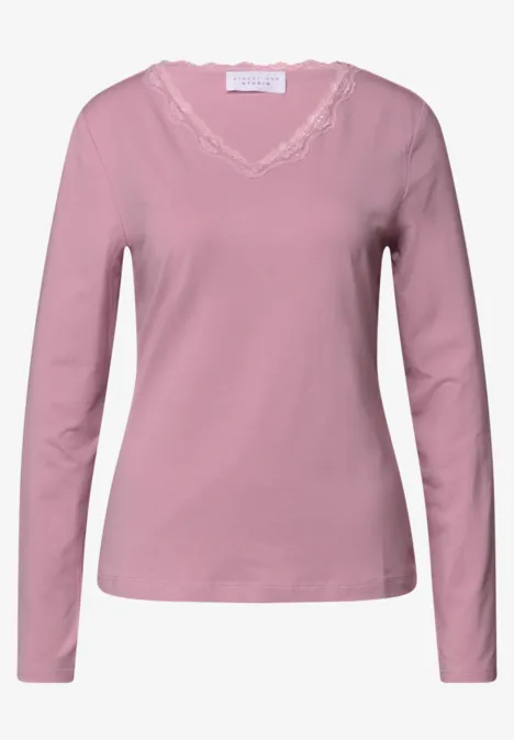 Rosa Damen-Langarmshirt mit Spitzeneinsatz am V-Ausschnitt.