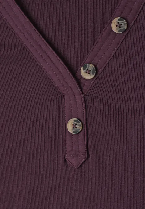 Paars V-hals shirt met drie houten knopen en fijne ribstructuur.