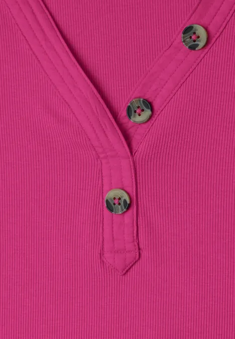 3/4-Arm Shirt mit V-Ausschnitt und Knöpfen ruby raspberry Magenta-pinkes, geripptes Oberteil mit V-Ausschnitt und drei grauen Knöpfen mit Blumenmuster.