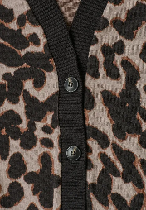 Braun-schwarz-beiger Strick-Cardigan mit Leopardenmuster, schwarzer Strickbündchen und zwei Knöpfen.