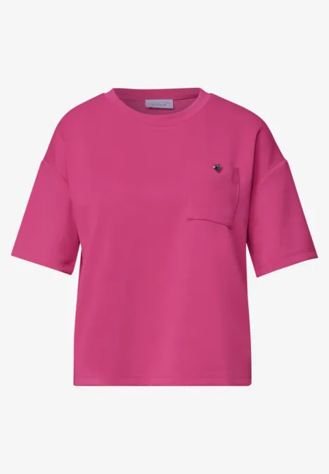 Kurzärmliges, pinkfarbenes T-Shirt mit rundem Ausschnitt und Brusttasche auf der linken Seite.