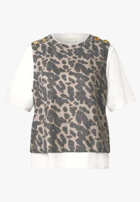 2-in-1 Shirt mit Knöpfen und Leo-Muster Black Kurzärmeliges weißes T-Shirt mit ärmelloser, braun-schwarz gemusterter Leoprint-Weste.