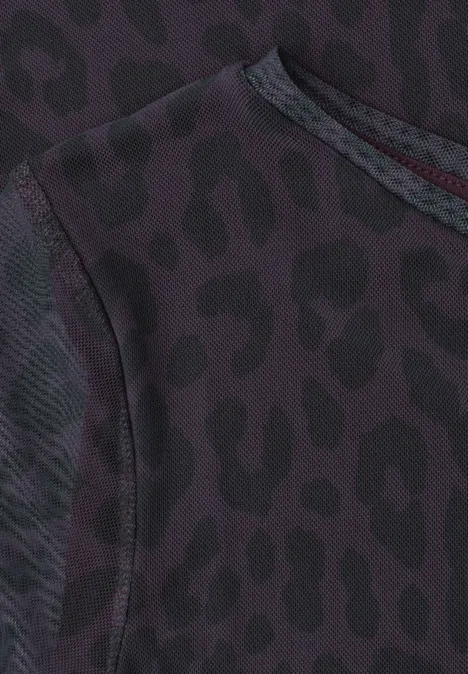 Nahaufnahme eines dunklen, violett-schwarzen Sportshirts mit dezentem Leopardenfleckenmuster und feinen Nähten.
