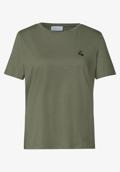 Olivgrünes T-Shirt mit kurzen Ärmeln und kleinem Logo auf der Brust.