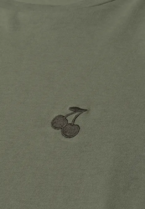 Olivgrünes Shirt mit dezent gesticktem Kirschmotiv auf der Vorderseite.