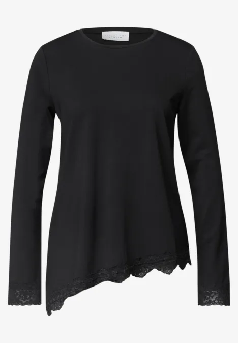 Schwarzer Pullover mit Rundhalsausschnitt, spitzenbesetztem Saum und asymmetrischem Schnitt.