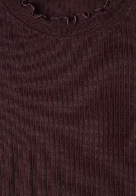 Langarm Shirt mit Turtle Neck russet red Nahaufnahme eines dunkelroten, gerippten Strickshirts mit leicht gekräuseltem Rundhalsausschnitt.