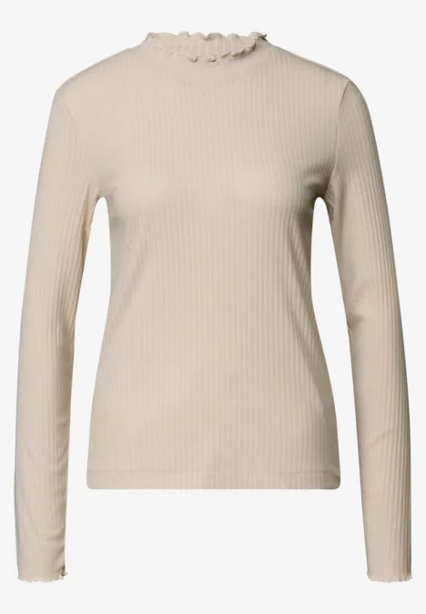 Beige, langärmliges, geripptes Oberteil mit Rüschenkante am Kragen und an den Ärmeln.