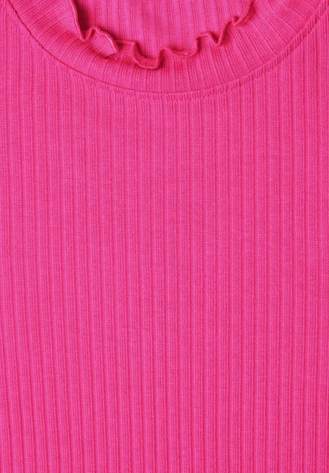 Langarm Shirt mit Turtle Neck ruby raspberry Naheinstellung eines pinkfarbenen Rippstrick-Oberteils mit verspieltem, gerüschtem Rundhalsausschnitt.