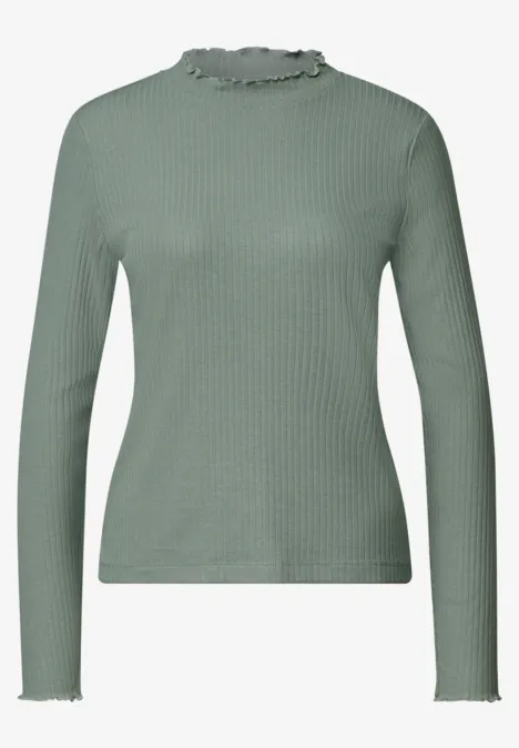 Grünes, geripptes Langarmshirt mit Stehkragen und feinen Wellenrändern an Ärmeln und Saum.