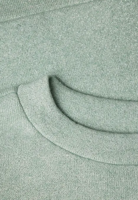 Nahaufnahme zweier übereinandergelegter T-Shirts aus grünem, meliertem Strickstoff