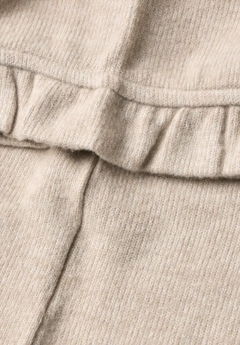 Kurzarm Shirt mit Rundhals und Rüschen creamed sand mel. Nahaufnahme eines beigen Strickstoffs mit Rüschendetail
