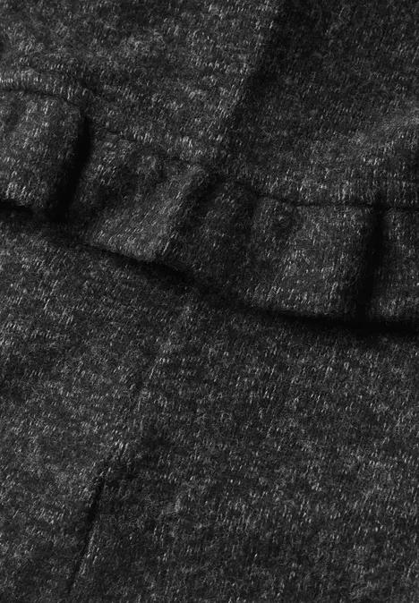 Kurzarm Shirt mit Rundhals und Rüschen inked grey mel. Dunkelgrauer, melierter Strickstoff mit gewelltem Saum und sichtbarer Naht.