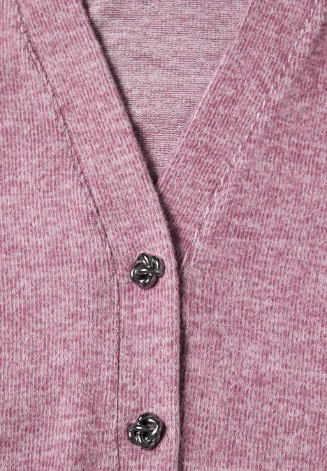 Rosa Strickcardigan mit V-Ausschnitt und silbernen Blumenknöpfen.
