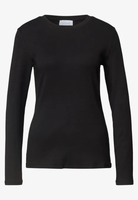 Schwarzes, eng anliegendes Langarmshirt ohne Muster.
