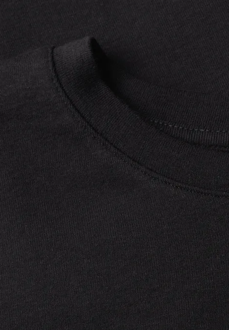 Nahaufnahme eines schwarzen T-Shirts mit Rundhalsausschnitt auf dunklem Hintergrund.