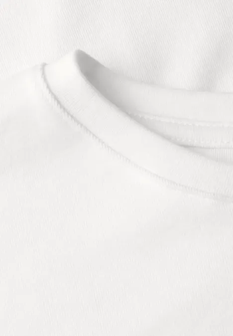 Nahaufnahme eines weißen T-Shirts mit rundem Kragen