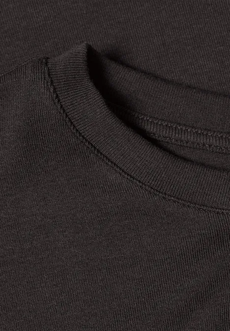 Czarny T-shirt z okrągłym dekoltem i dyskretnym przeszyciem przy kołnierzu