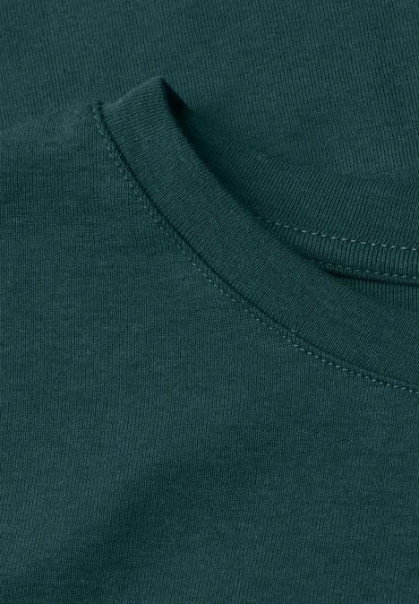 T-shirt basique uni à col rond mossed green Gros plan sur l'encolure d'un T-shirt vert foncé.