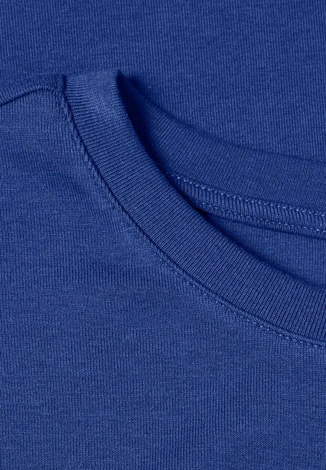 T-shirt basique uni à col rond starry blue Nahaufnahme eines dunkelblauen T-Shirt-Ausschnitts mit sichtbarer Naht.