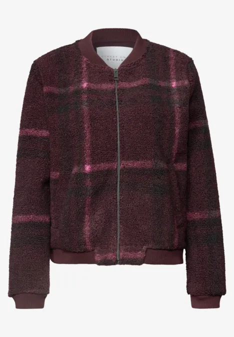 Kurz geschnittene Teddyjacke in Bordeauxrot mit dunklen Streifen und Reißverschluss.