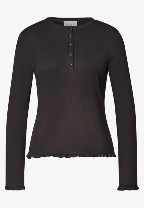 Schwarzes, langärmliges Henley-Shirt mit Knopfleiste und Rüschen an Saum und Ärmelsäumen.
