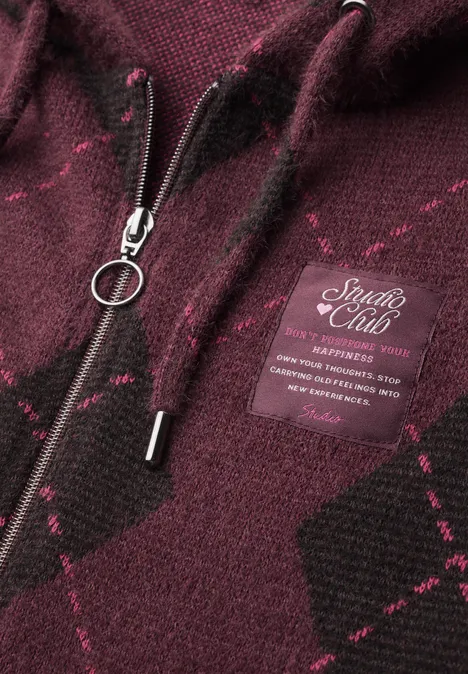 Bordeauxroter Hoodie mit Rautenmuster, silbernem Reißverschlussring und 'Santa Club'-Label.