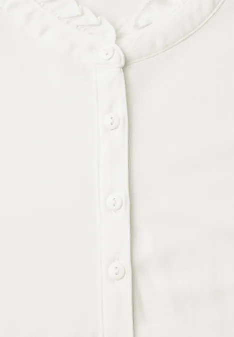 Langarm Shirt mit Rundhals und Rüschen off white Weißes Oberteil mit Knopfleiste und feiner Rüscheneinfassung am Ausschnitt.