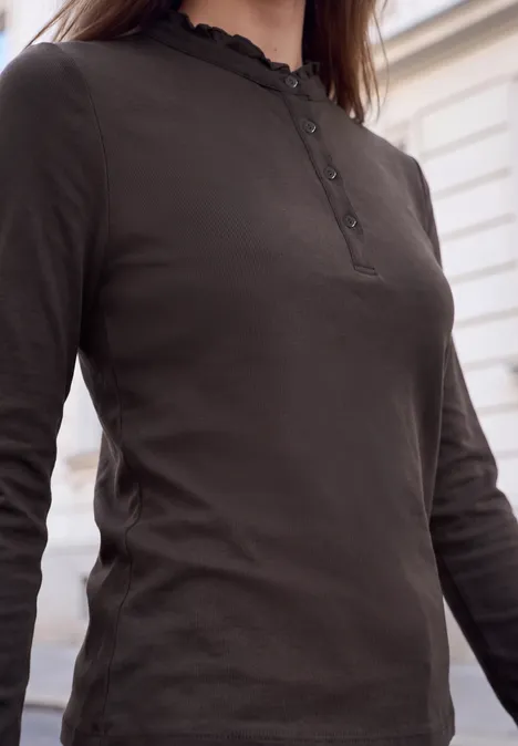 Langarm Shirt mit Rundhals und Rüschen charred brown Eine Person trägt ein dunkelgrünes, langärmeliges Henley-Shirt mit Spitzenkragen.