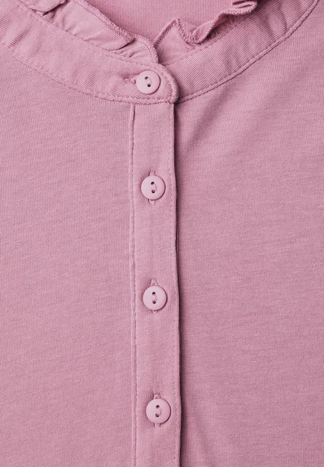 Langarm Shirt mit Rundhals und Rüschen pearly rose Nahaufnahme eines rosa Baby-Bodys mit Rüschenkragen und Druckknöpfen.