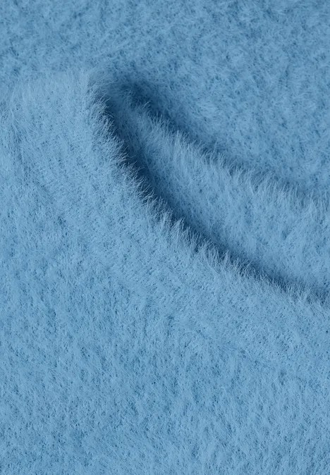 T-shirt douillet à l'aspect tricoté loom blue Gros plan sur un tissu bleu clair duveteux avec une texture douce et veloutée.