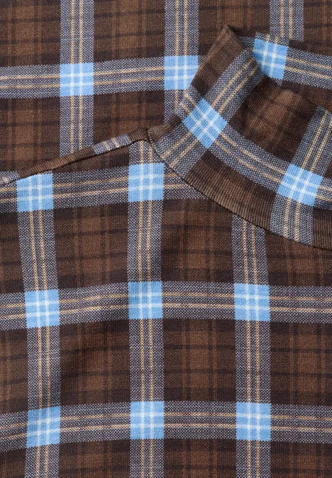 T-shirt à manches longues, col roulé et imprimé loom blue Nahaufnahme eines braunen Stoffes mit blau-weißen Karomuster.