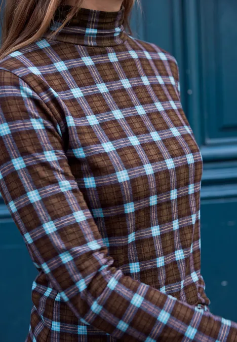 T-shirt à manches longues, col roulé et imprimé loom blue Brauner Rollkragenpullover mit hellblauem Karomuster vor blauem Hintergrund