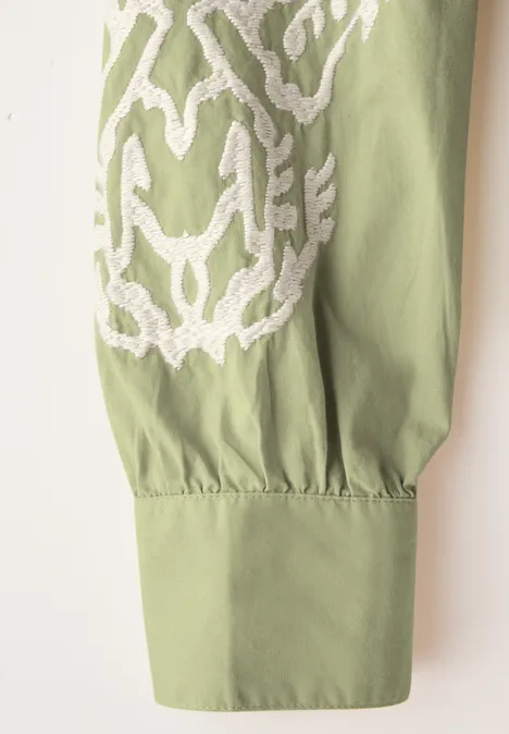 Hemdbluse mit Stickerei mild green
