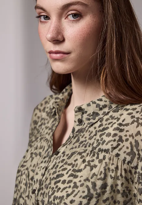 Bluse mit Leo-Muster creamy brown