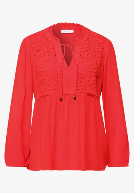 Rode blouse met lange mouwen, V-hals met strik, kanten details op het bovenstuk en een losse, vloeiende pasvorm.