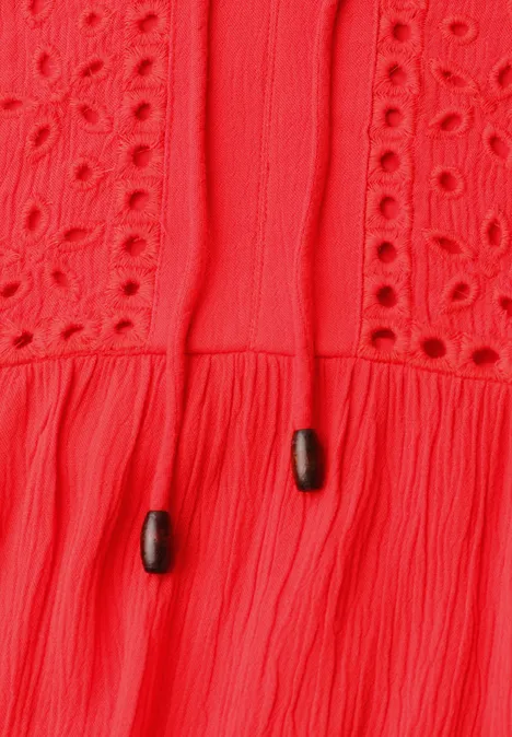 Rode top met broderie anglaise, ruches en koordjes met zwarte kraaltjes.