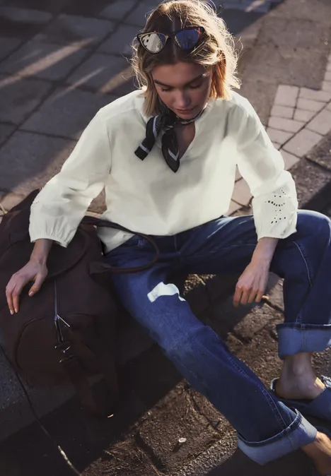Blouse met gespleten hals en borduursel off white