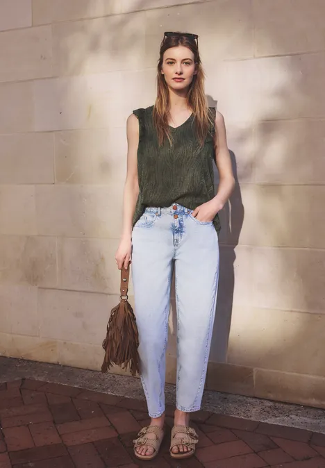 Top col V en mousseline de soie avec volants oil green